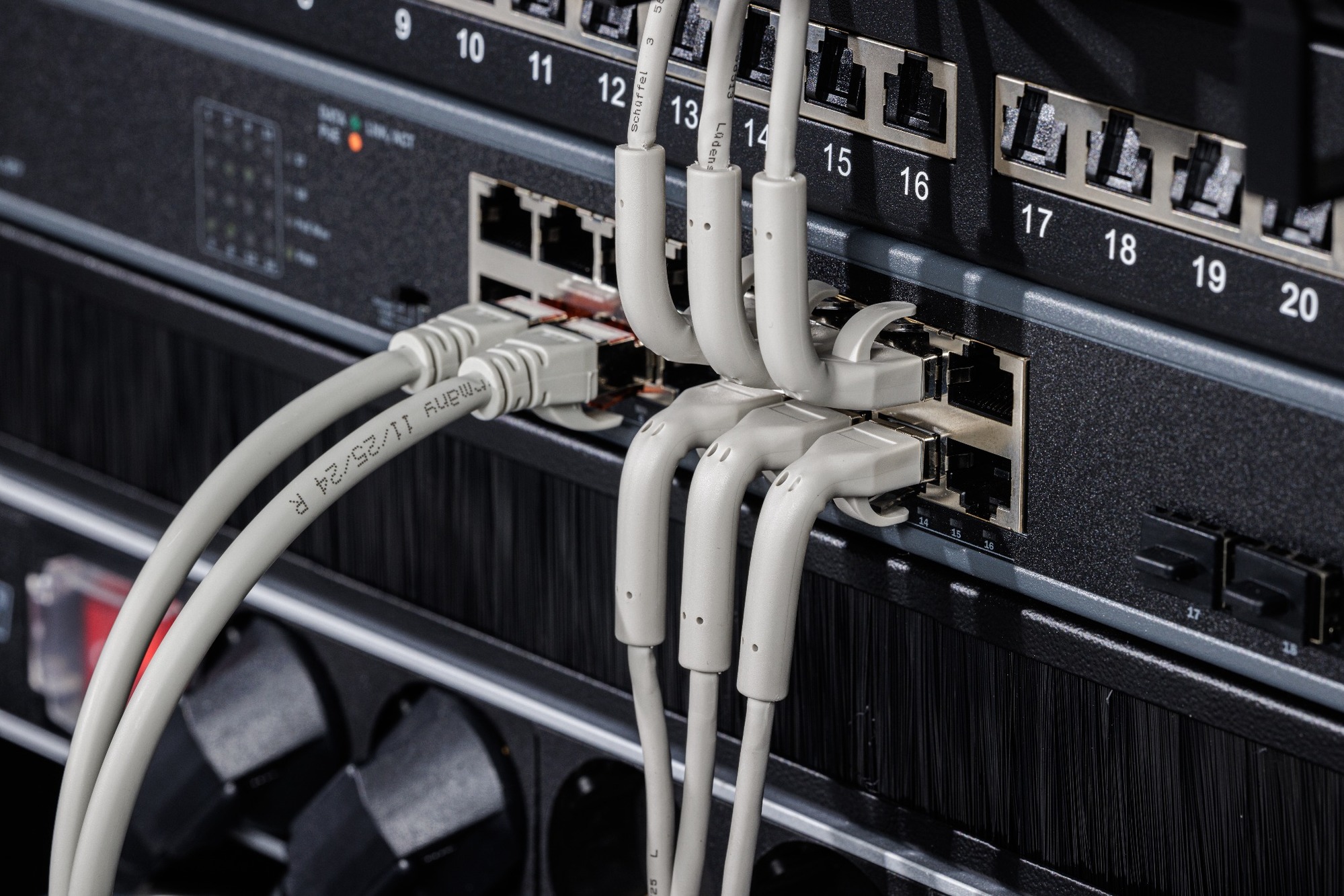 CAT 6A F-FTP haakse patchkabel, koper, 2 m, grijs - Afbeelding 3
