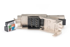 Alternative view of CAT 6A veldconnector, schuin, STP met stofkap, knikbeveiliging