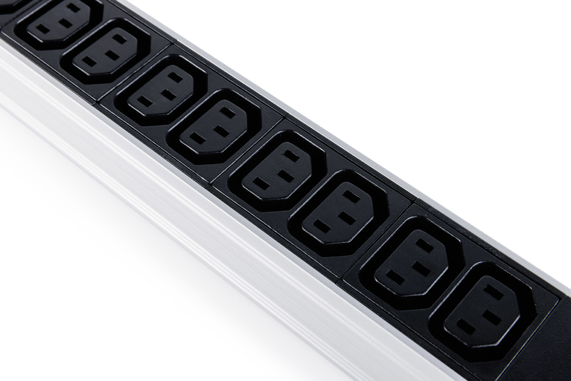 Stekkerdoos met aluminium profiel, 12-voudig IEC C13, 2 m aansluitkabel met Britse stekker - Afbeelding 3