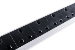 Alternative view of Stekkerdoos met aluminium profiel, schakelaar en overspanningsbeveiliging, 12-voudige UK-type aansluitingen, overspanningsbeveiliging, geïntegreerd netfilter, IEC 60309 16 A-stekker, 1,8 m