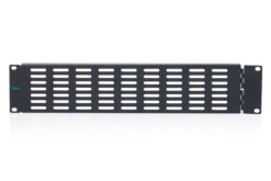 Alternative view of Blind deksel met ventilatierooster en scharnier voor 19" (482,6 mm) kasten