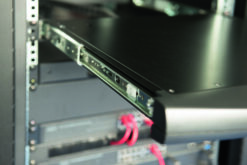 Modulaire console met 17-inch TFT (43,2 cm), 1-poorts KVM & touchpad, Spaans toetsenbord - Afbeelding 5