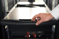 Modulaire console met 17-inch TFT (43,2 cm), 16-poorts KVM & touchpad, Turks toetsenbord - Afbeelding 6