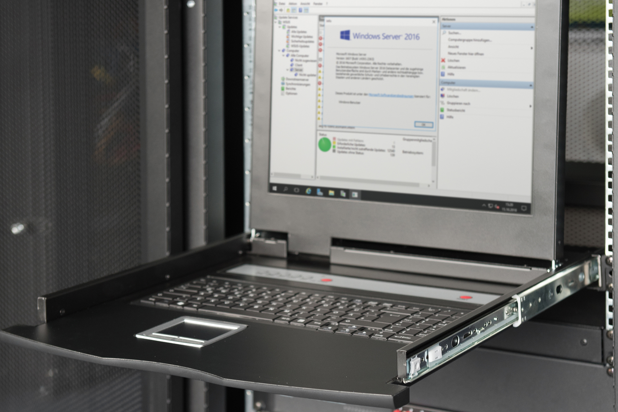 Modulaire HD LCD KVM-console met 17" TFT, 8-poorts VGA KVM-aansluiting, touchpad, Zwitserse toetsenbordindeling - Afbeelding 6